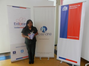 Alexandra Vargas con su premio de Hostname